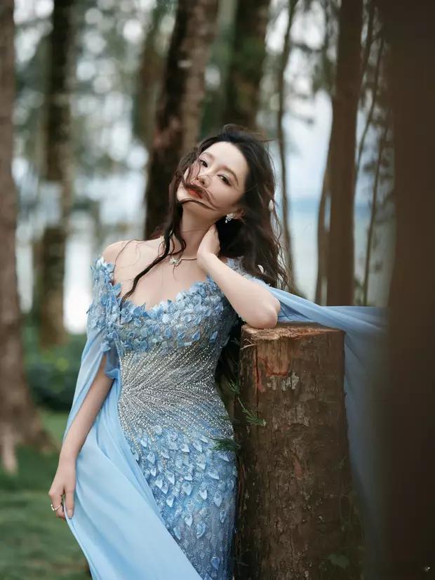 分享娱乐分享娱乐李沁穿蓝色礼裙仙气飘飘，卷发造型优雅俏皮​​​