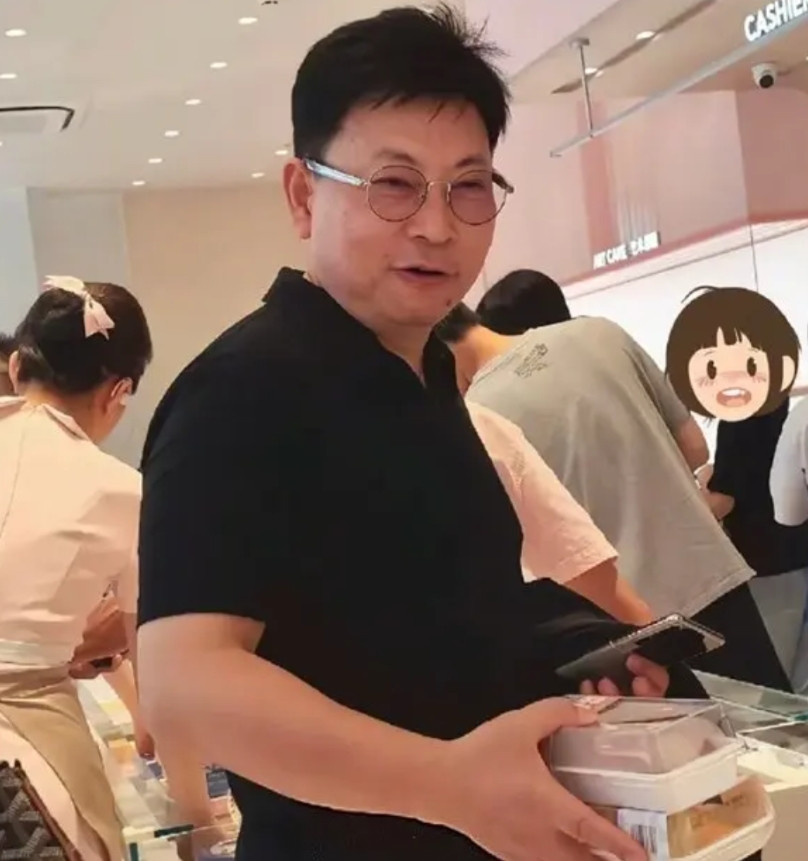 余总逛商场被网友偶遇，注意看余总手里的手机，摄像模组好像还做了伪装，如果是在售款
