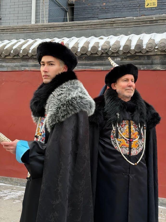 米卡称爸爸想搬来中国米卡爸爸对中国的喜爱越来越深，从旅行打卡到想要定居生活，米卡