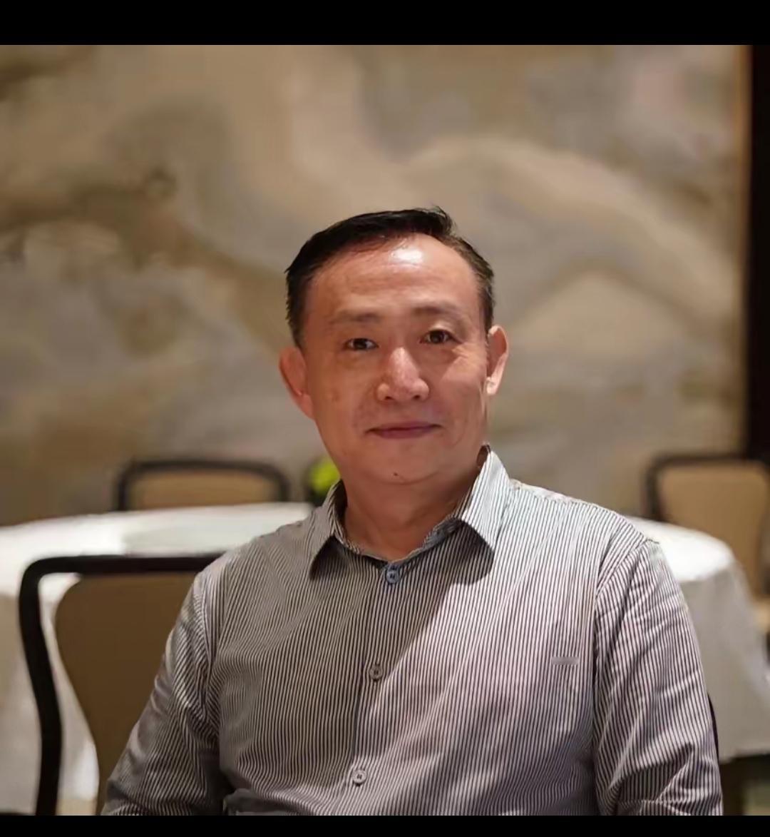 别再盯着美债危机了!美联储真正的死穴,是自己挖的“利息陷阱”,还把全球都拖进了博