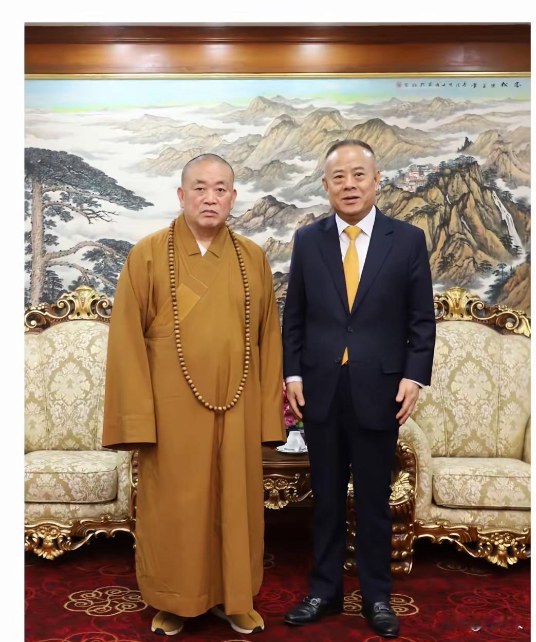 释永信访问泰国时，与潮阳同乡会理事长李桂雄一张珍贵的合影。释永信为少林寺做出了杰