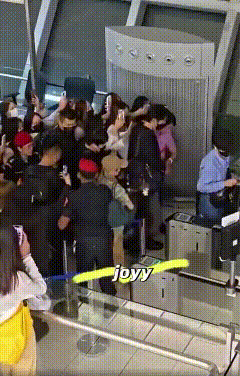 泰国航班不让她们登机是对的！因为她们不值得同情，对于这群嘴里没一句实话的追星族