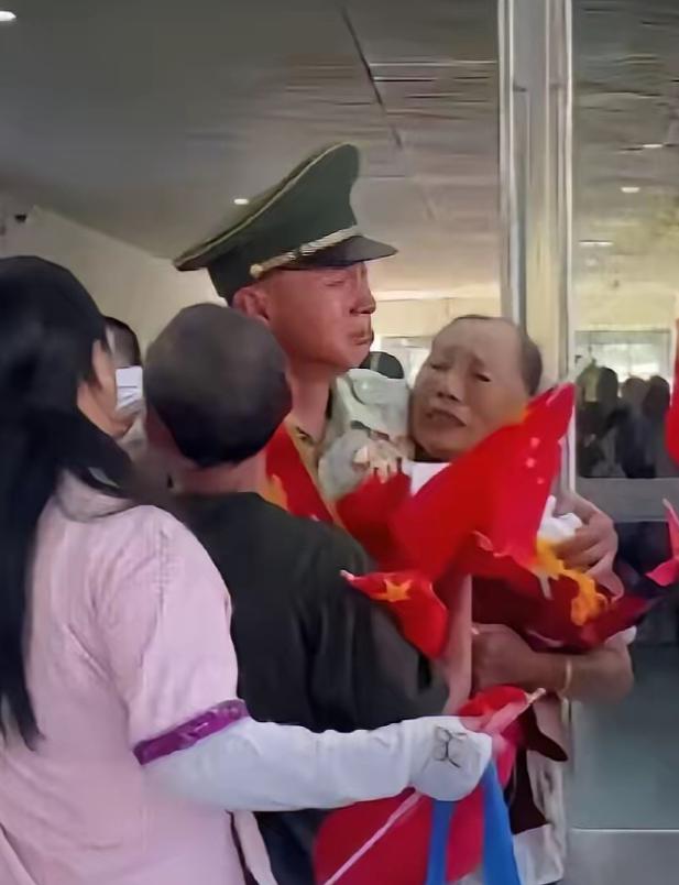 泪目了！广西柳州，一名男子当了整整12年兵光荣退伍。让他万万没想到的是，父母早就