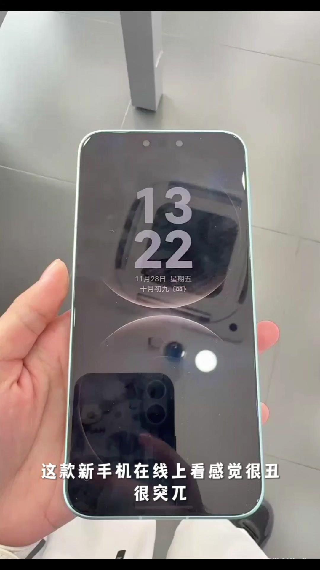 华为Mate80金色质感绝了！线下摸到实物才知道，华为Mate80的金色真的很高