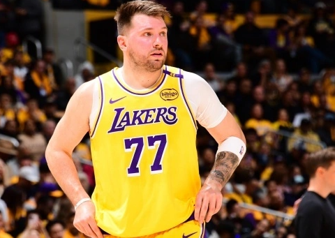 现代篮球赢球逻辑是高回合高转换，而东契奇赢球逻辑其实和科比类似，就是双方防守大战