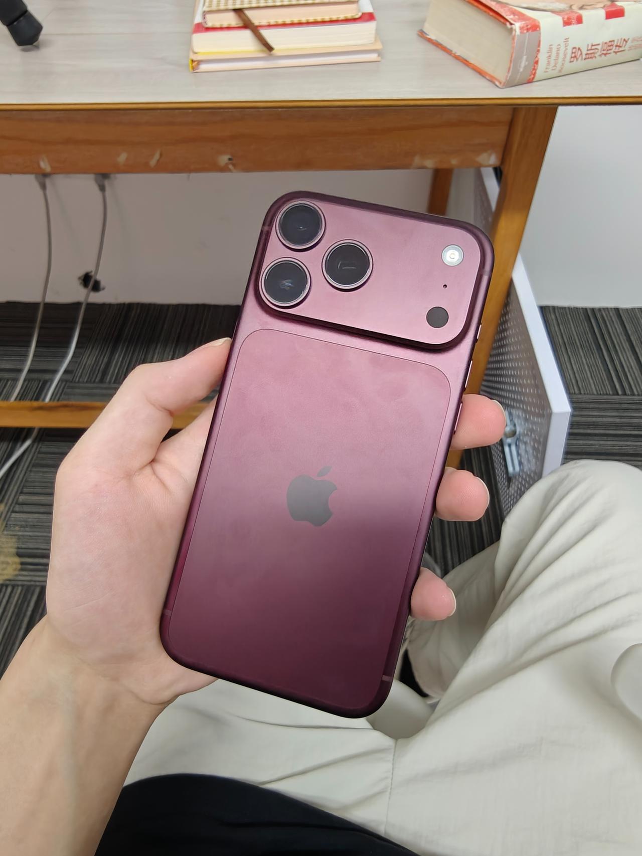 苹果18Pro红色太容易沾指纹了裸机使用iPhone18ProMax这个酒红色