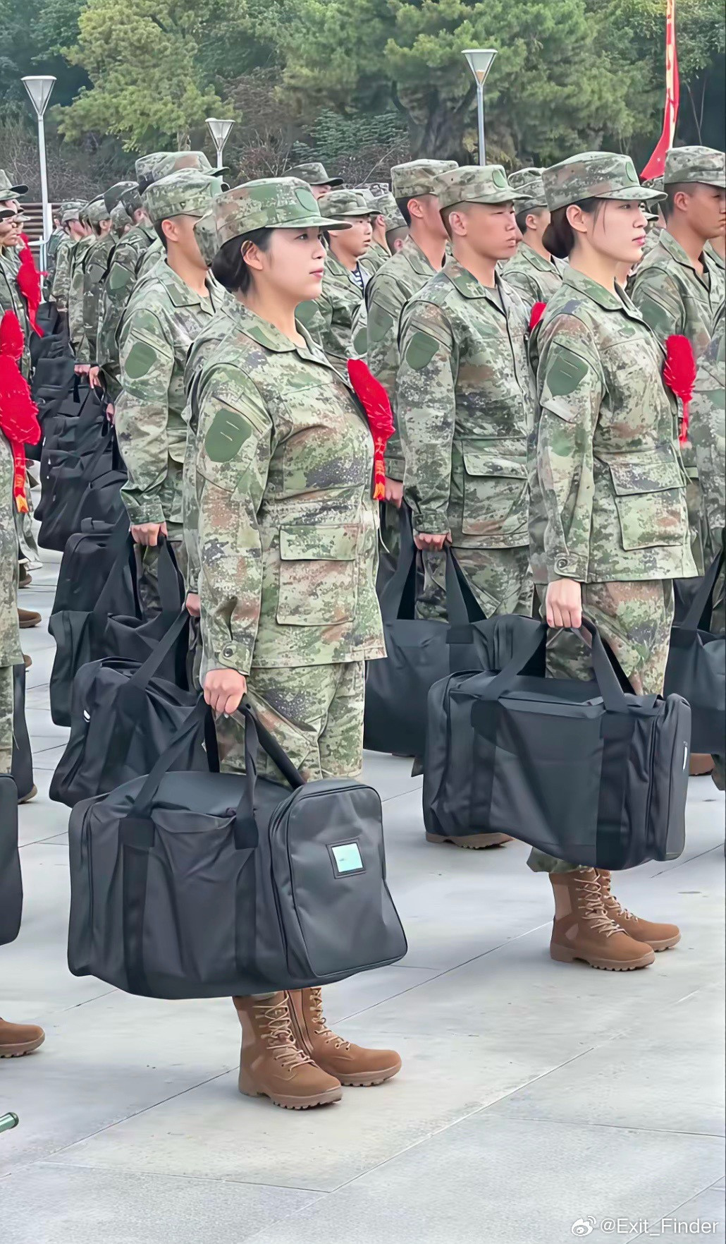 今天全网都被这个第一排第一个又美又飒的女兵刷屏了女兵​​​