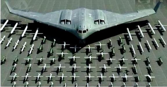 中国轰炸机距离美国B-2还有多少差距？夜幕下，一架银灰色飞翼从密苏里起飞，