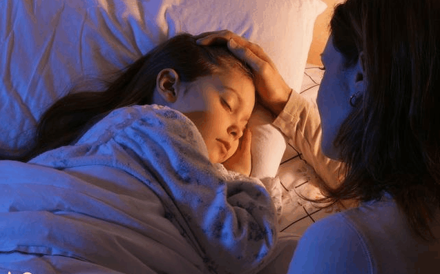 家长在孩子睡前别做3件事, 影响孩子智力且易生病抵抗力差