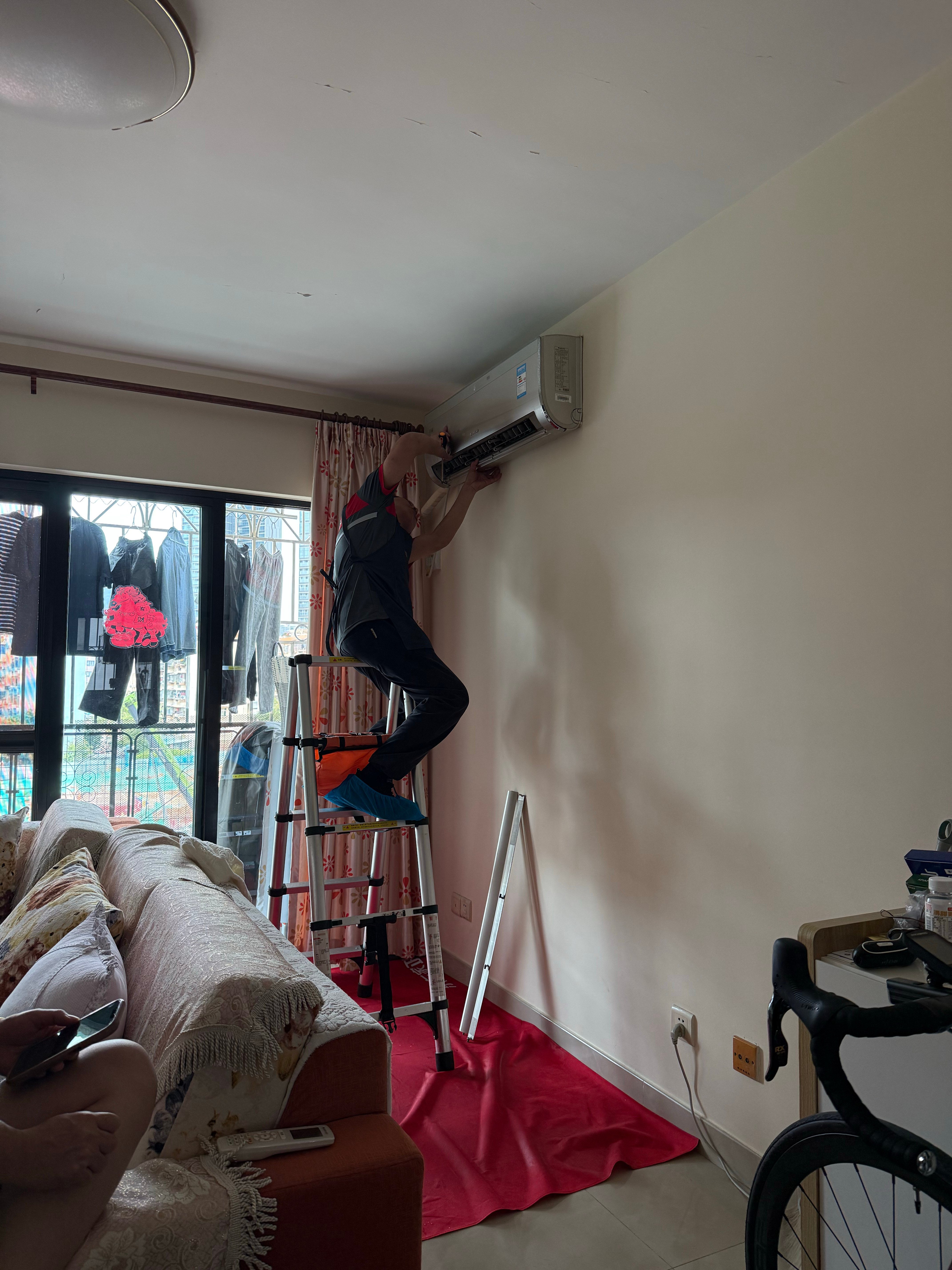 果然专业的事还是得交给专业的人来做，在京东上面下单了一个空调清洗服务，三台空调总