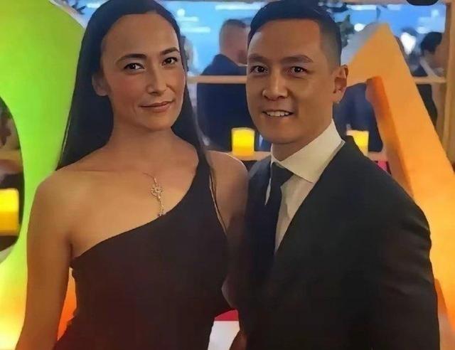 吴彦祖晒的那张合照，第一眼真以为是他兄弟。两口子围着理发围布，发际线神同步，