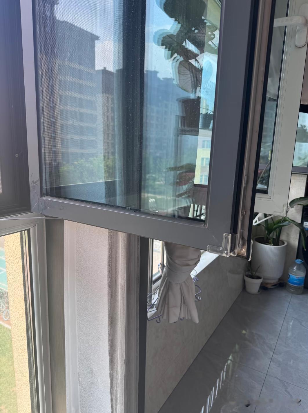 你们被内开窗撞过头不？旁边中间种花，放了花架，往这边改以后就不能种花了，
