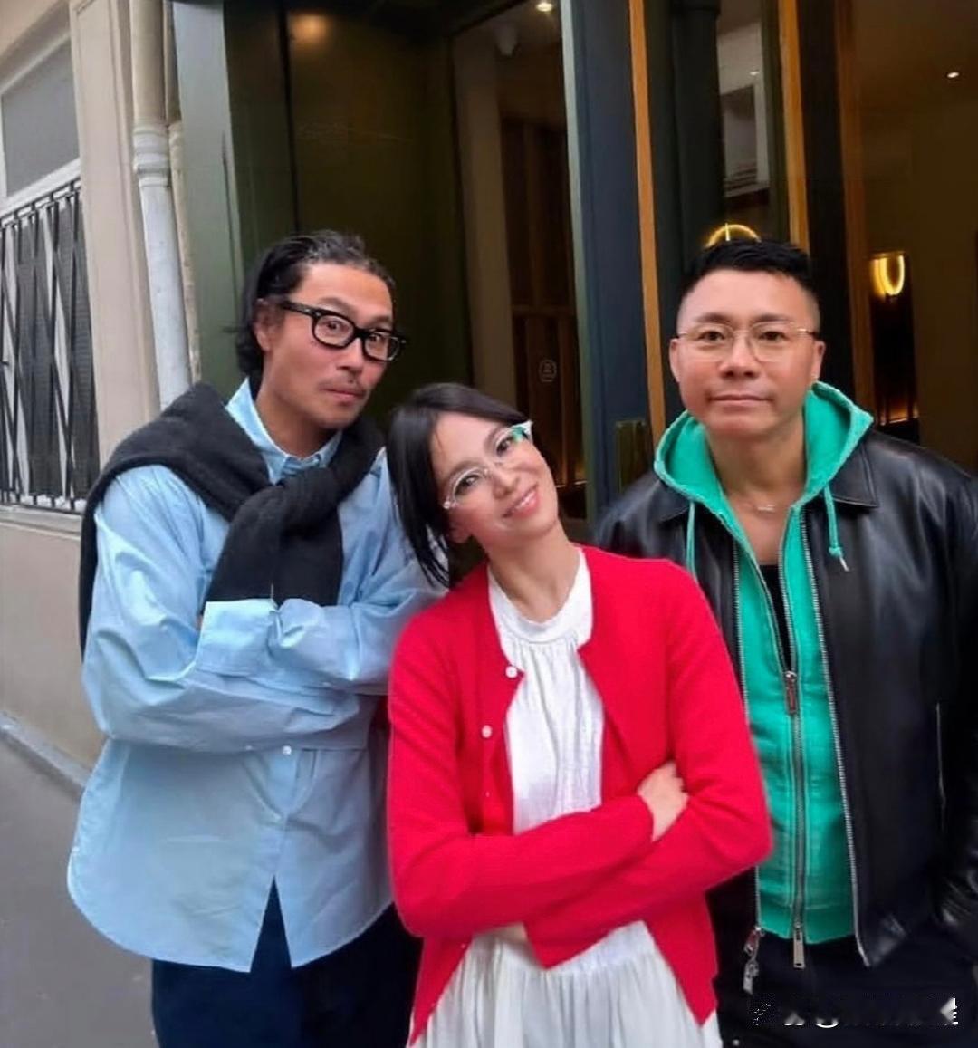 45岁宋慧乔和两名男性友人现身巴黎游玩，她现实中真人看起来很瘦，个子矮小，皮肤超