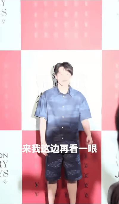 王楚钦闪现上海！“路易号”热上加热！哇偶~王楚钦帅气首秀来喽！主办方也是给王楚