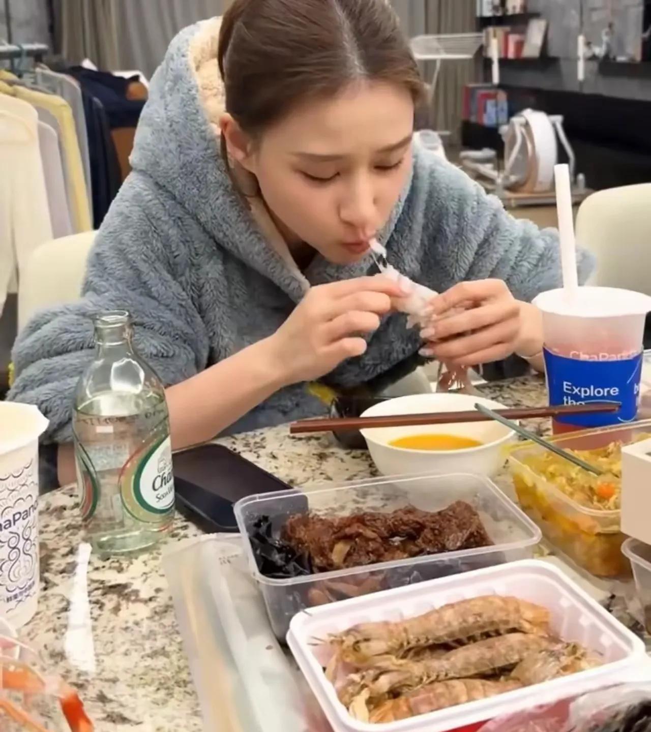 有钱真好！何超莲这一顿大餐，普通老百姓一辈子都没吃过，也叫不上名字来，何超莲不仅