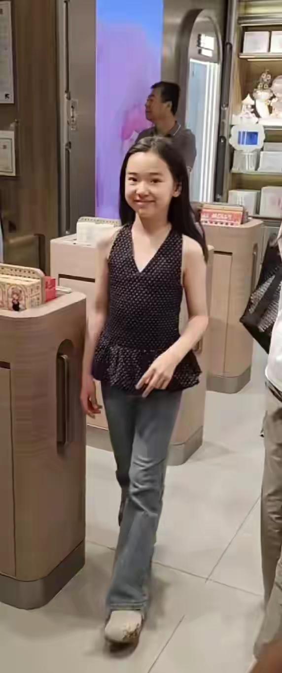 完全理解不了董璇，早早把孩子推在娱乐圈的“风口浪尖”，孩子才多大，穿的这么成
