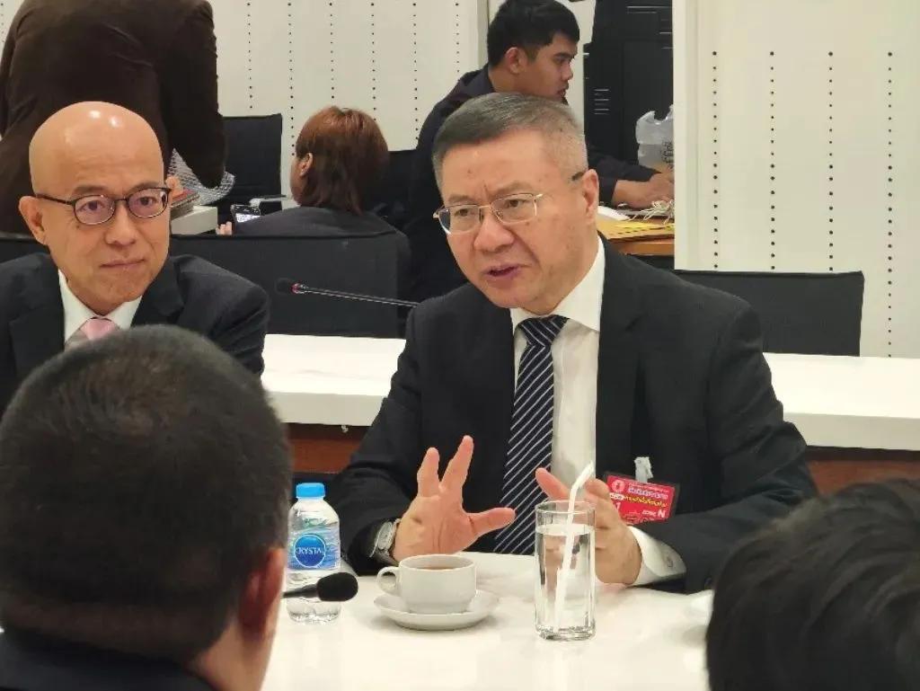 这几天张维为教授在泰国忙一些文化交流上的事情。在国外搞文化交流时，也是很费口舌
