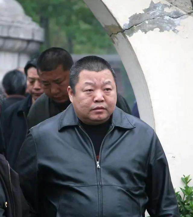 1997年，臧天朔与廊坊的梁勇发生冲突，被打到住院。他赶紧给加代打电话：“代哥，