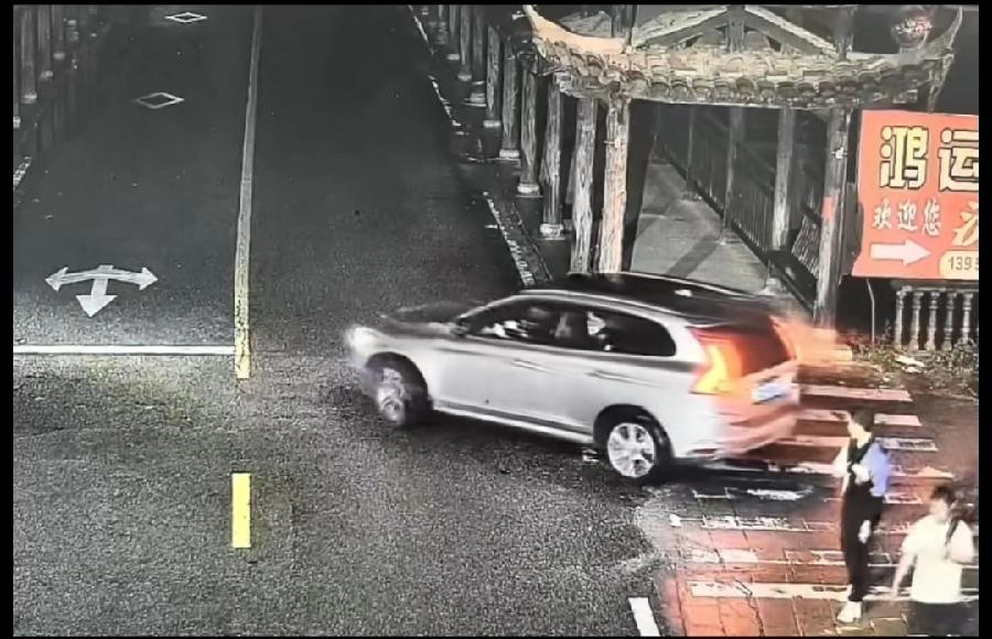 福建长汀坠河车祸，实在看不懂！转弯车速那么慢，硬是直接撞向河边木亭一排木柱子，又