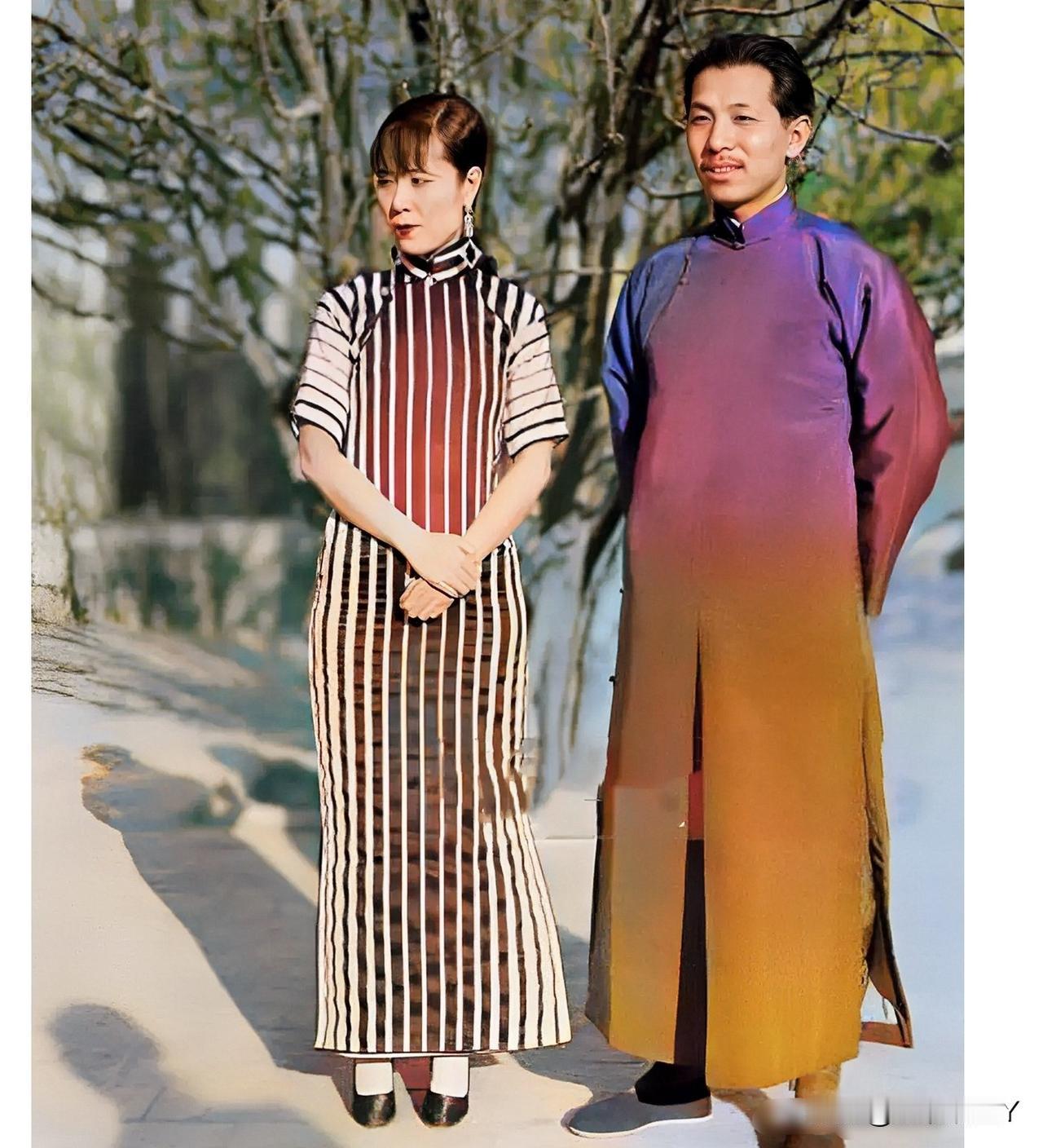 民国美男张学良，1933年和原配夫人于凤至在家中院子里的珍贵合影。时年32岁，身