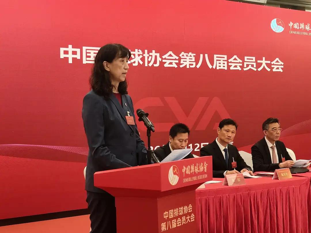 赖亚文接替袁伟民，成为中国排协新掌门中国排球协会第八届委员大会在北京举行，赖