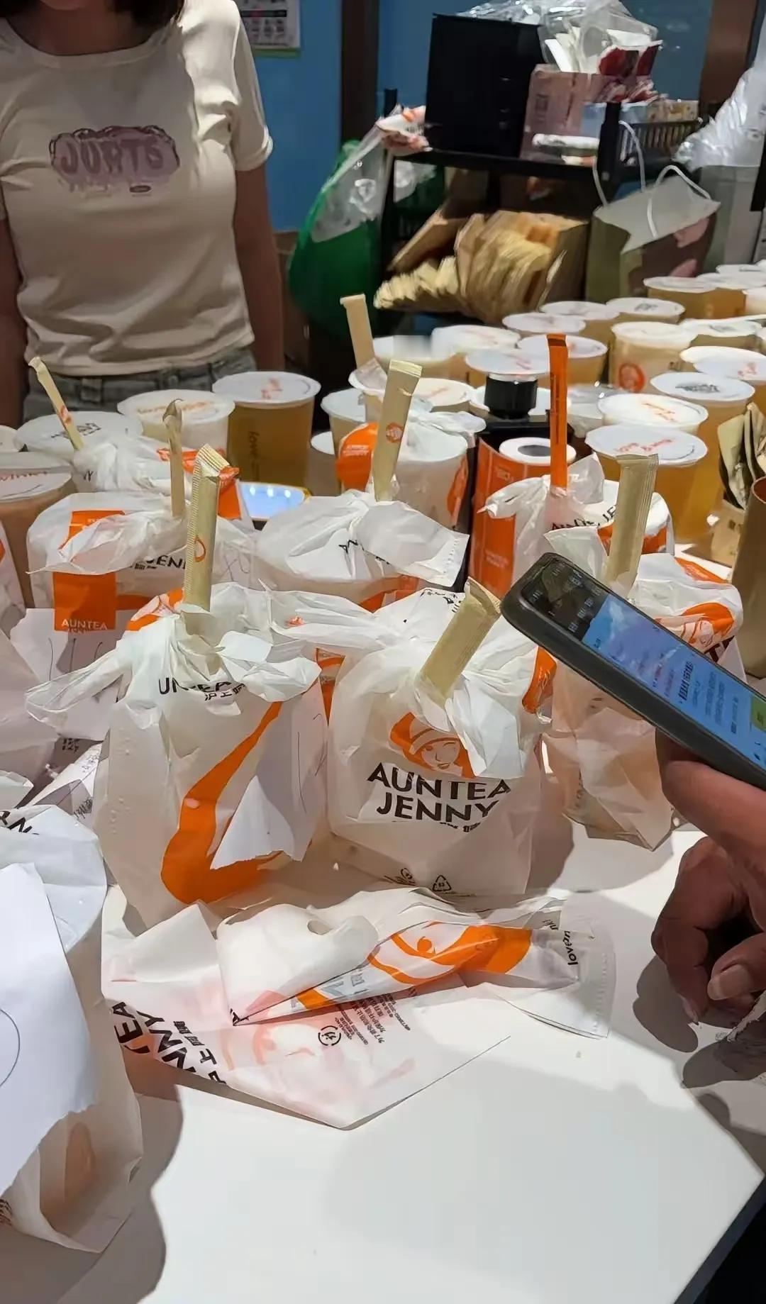 美团到店自取这个策略挺高明的！这是培养用户自取习惯，悄悄的干掉少部分外卖小哥。加
