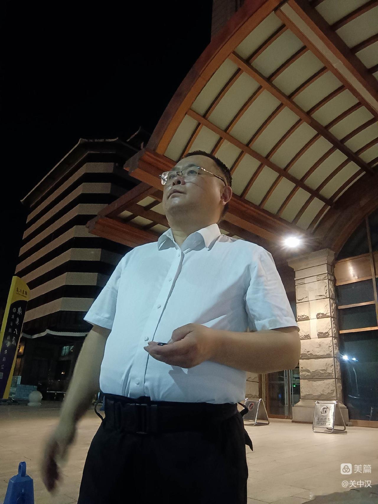      二十九年的时光，足以让青丝染上风霜，让棱角被岁月打磨，也足以让一段尘