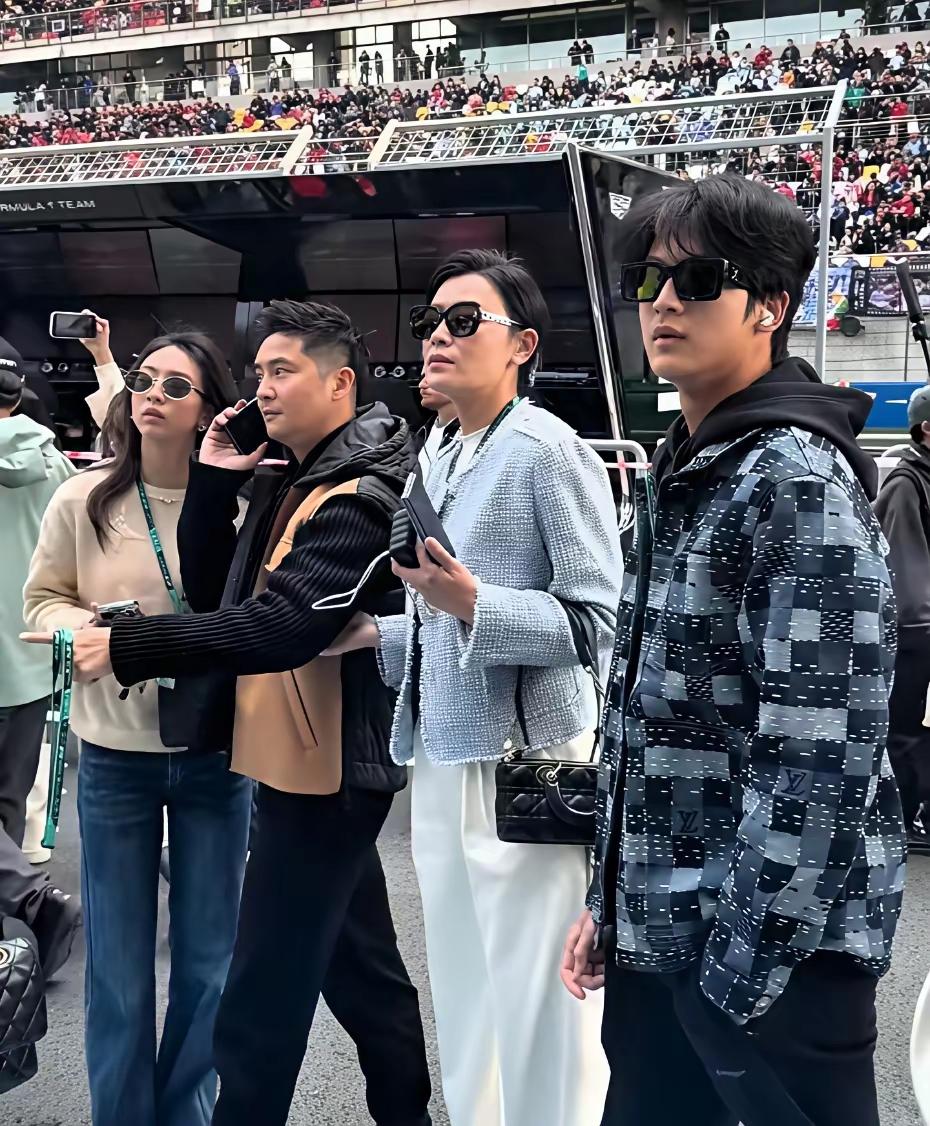 瞒不住了，田亮叶一茜一家四口，都变得认不出来了！田亮一家四口亮相上海，被网友