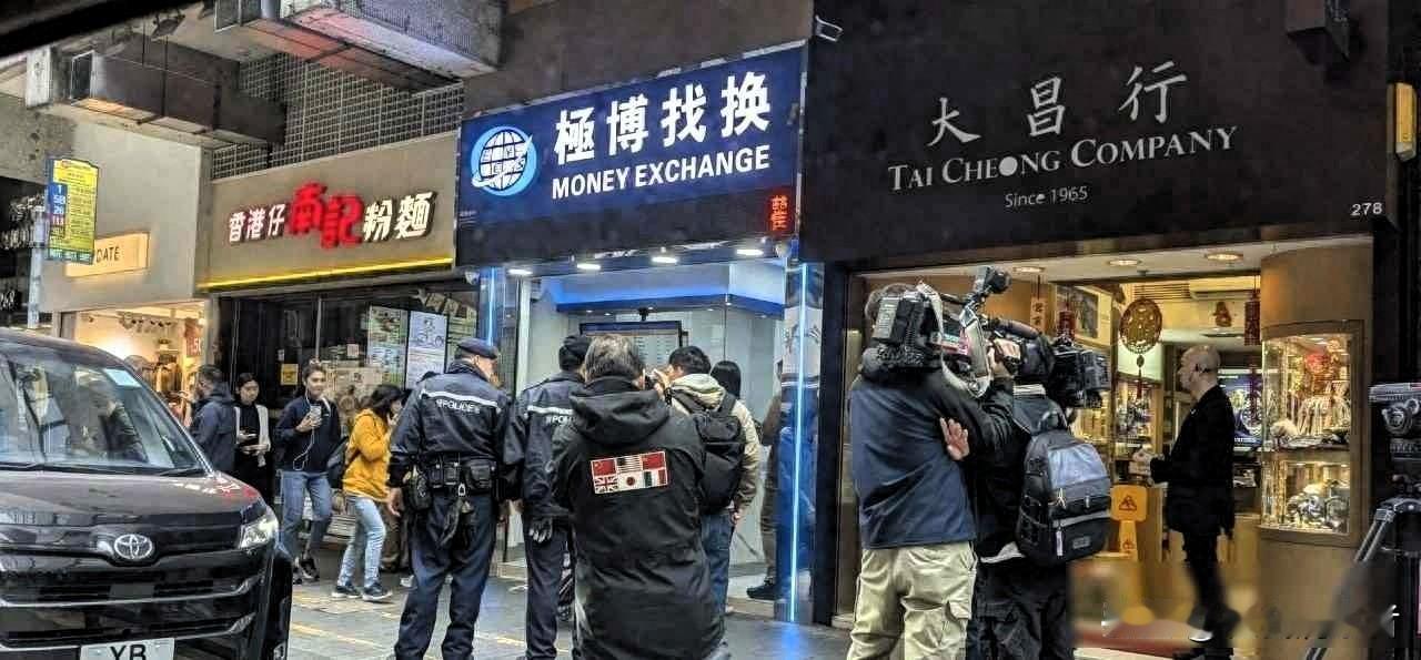 两蒙面人闪电劫款5800万，受害者遭拖拽失忆，监控拍下关键线索今天刷朋友圈看
