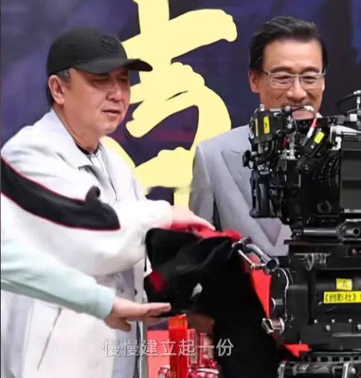68岁的梁家辉居然和娱乐圈其他后辈一样，尊称57岁的于谦一声“谦大爷”，这不是差了辈分吗？！​