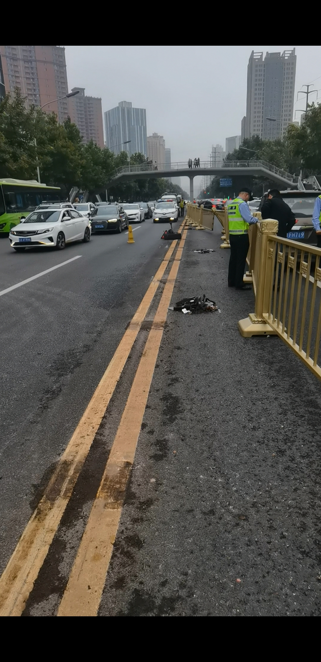 小事故因为断轴直接失控撞向对方车道今天早上出的事故，方向为直行，被撞向护栏，压