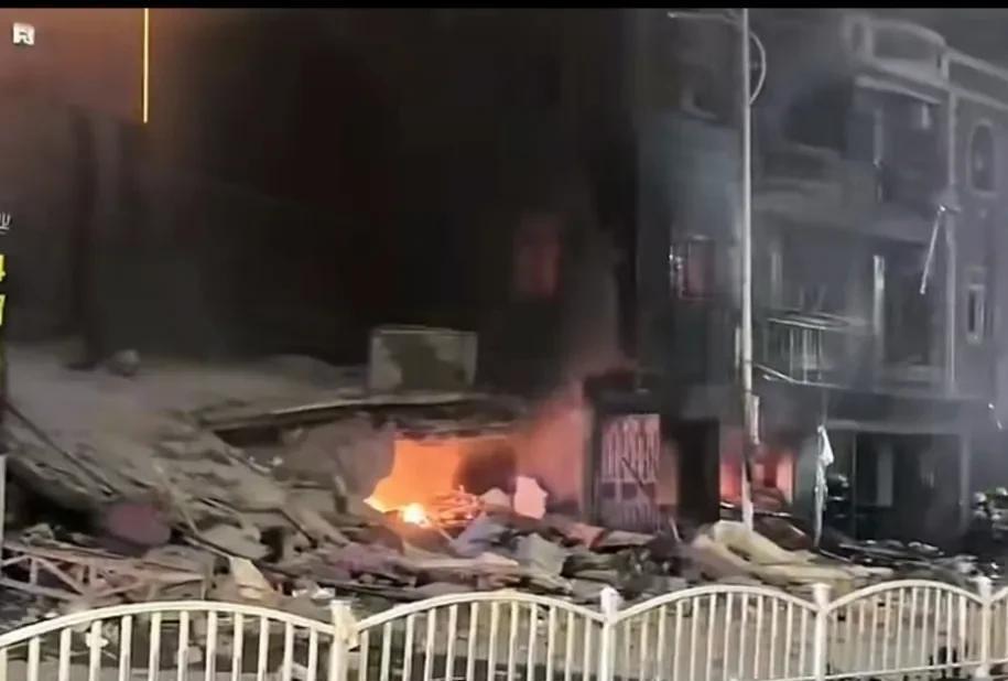 福建南安民居爆燃倒塌事件发生后，我在曝光的画面中注意到，随着突然一声爆炸声响，夜
