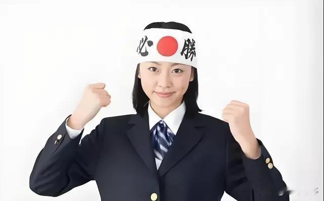 日本男子足球队出征世界杯了。看长友佑都，一副视死如归的“玉碎”模样。主教练更是