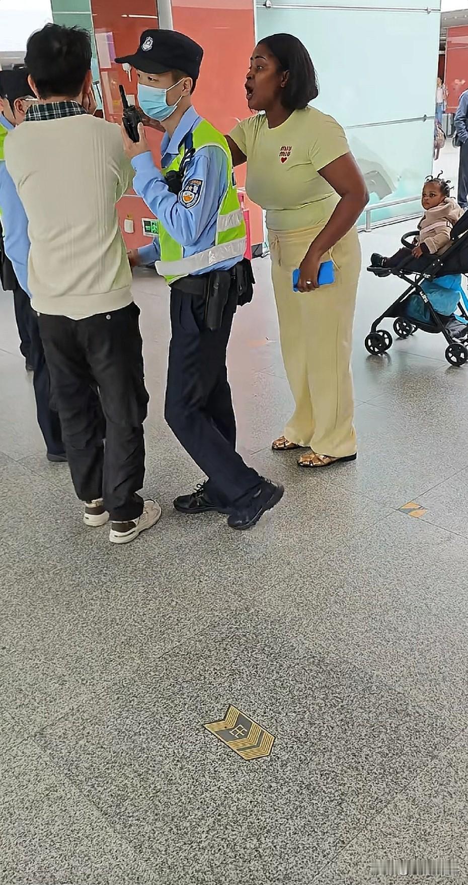 又是广州，黑人打人闹事。网友发帖拍到在嘉禾望岗这个黑人女的打了人，还特别嚣张。