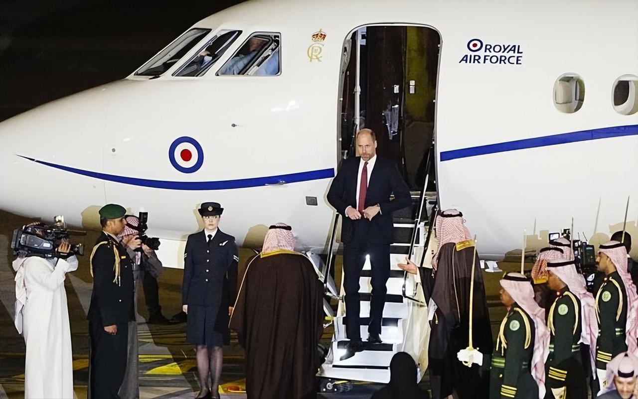 威廉王储深夜抵达沙特，凯特王妃没有陪同，沙特王储机场隆重欢迎！2月9日，威尔士