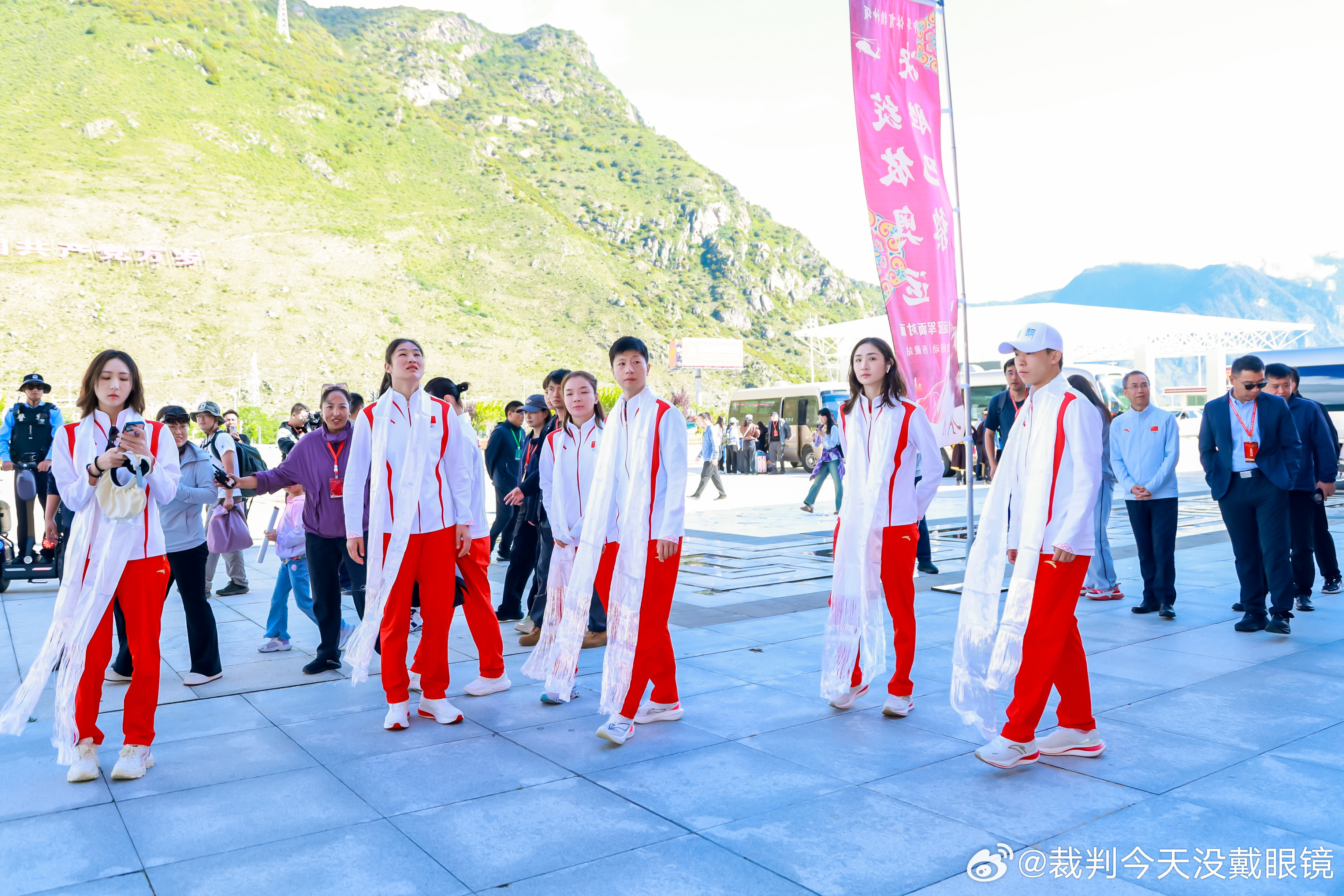 中华体育精神绽放雪域高原再次回顾“决胜巴黎·绽放奥运——奥运冠军面对面”巡回宣