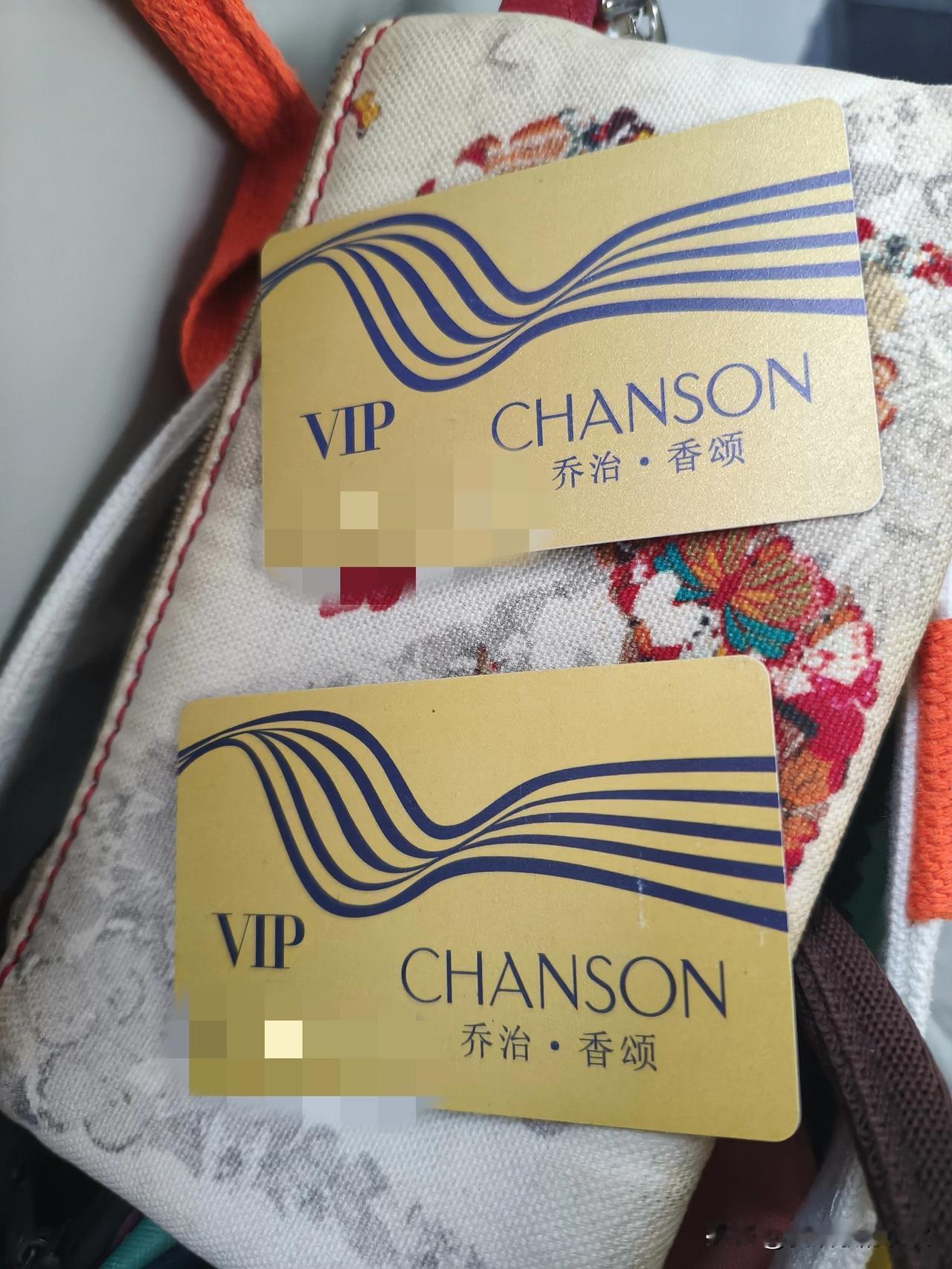 我是乌鲁木齐人，73年属牛的，今年53岁。大清早，我收拾抽屉的时候，翻出了两