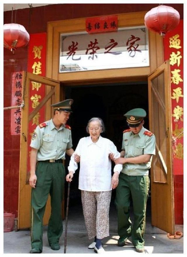 三过草地的女红军当农民，朱老总怒斥当地领导：你知道她是谁吗？1962年，朱德和康