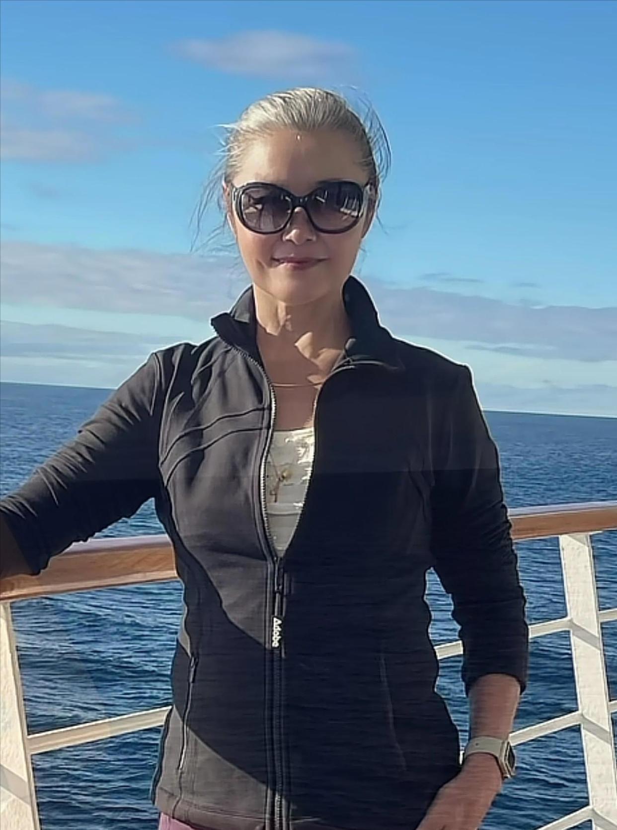 71岁的姜黎黎在洛杉矶街头被拍到，身边是小她3岁的丈夫汪宝生。这对相守45年的