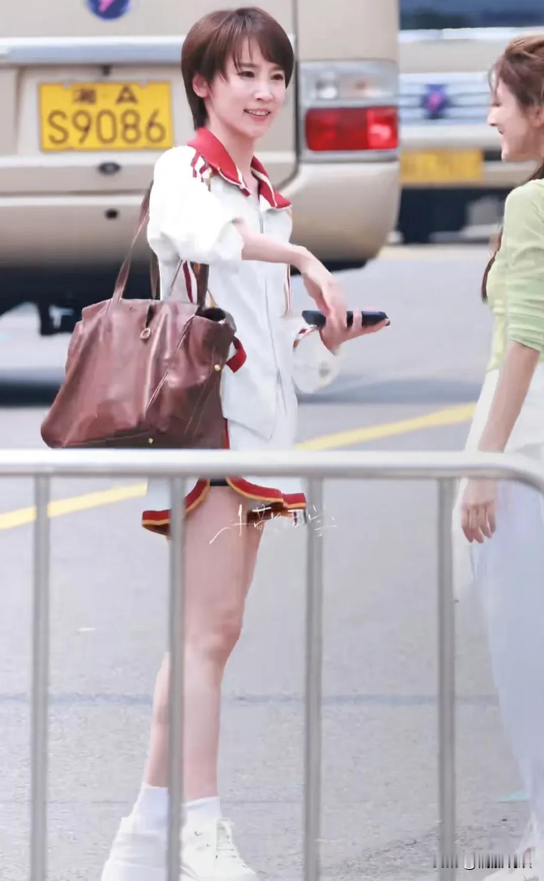 吴京还是太好命了，老婆谢楠不打扮就算了，一打扮，真的又知性又明艳，这哥们吃的可真