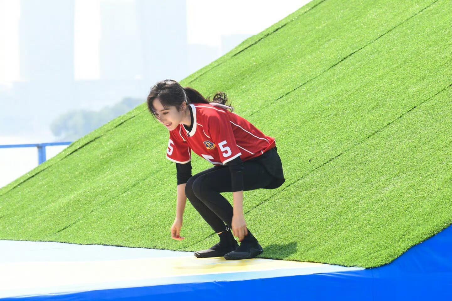杨幂好长一条腿
