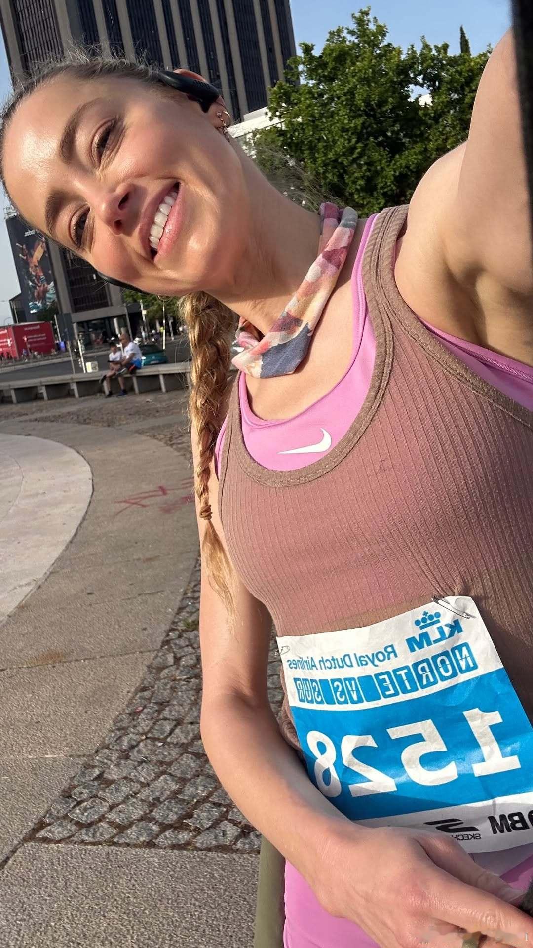 amberheard艾梅伯希尔德罕见更新社媒，分享了多张她在西班牙马德里参加1