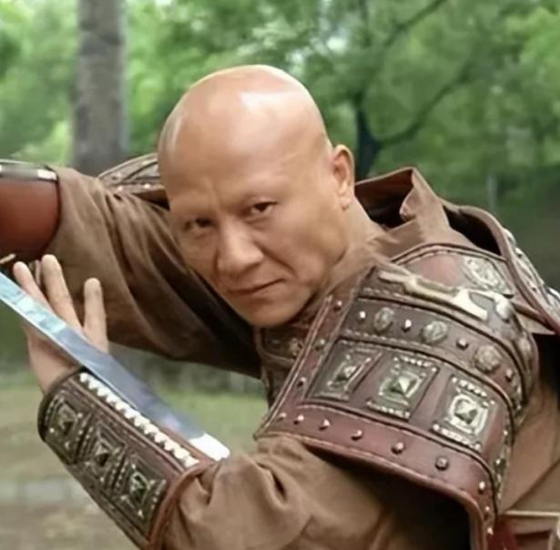 17岁那年，计春华给自己煎了锅中药，锅是铝的。第二天一早，他一照镜子，头发、眉毛