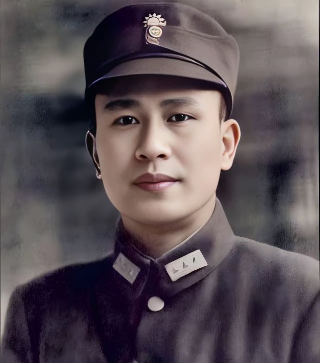 这张拍摄于1939年桂林居所门前的合影，定格了桂系将领白崇禧与妻子马佩璋的留