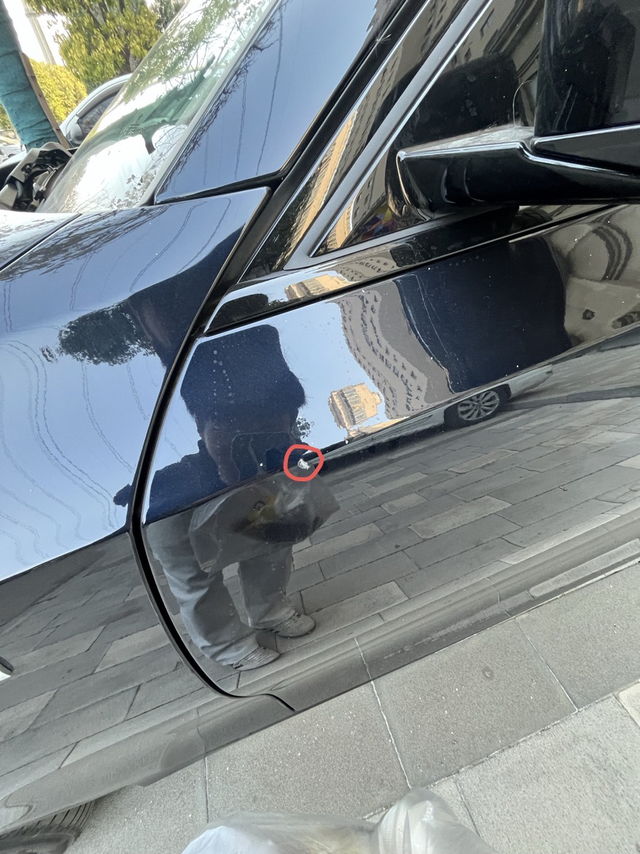 330li耀夜大哥们刚提车不到十天车门这边车衣被掀开了车漆也掉了怎么