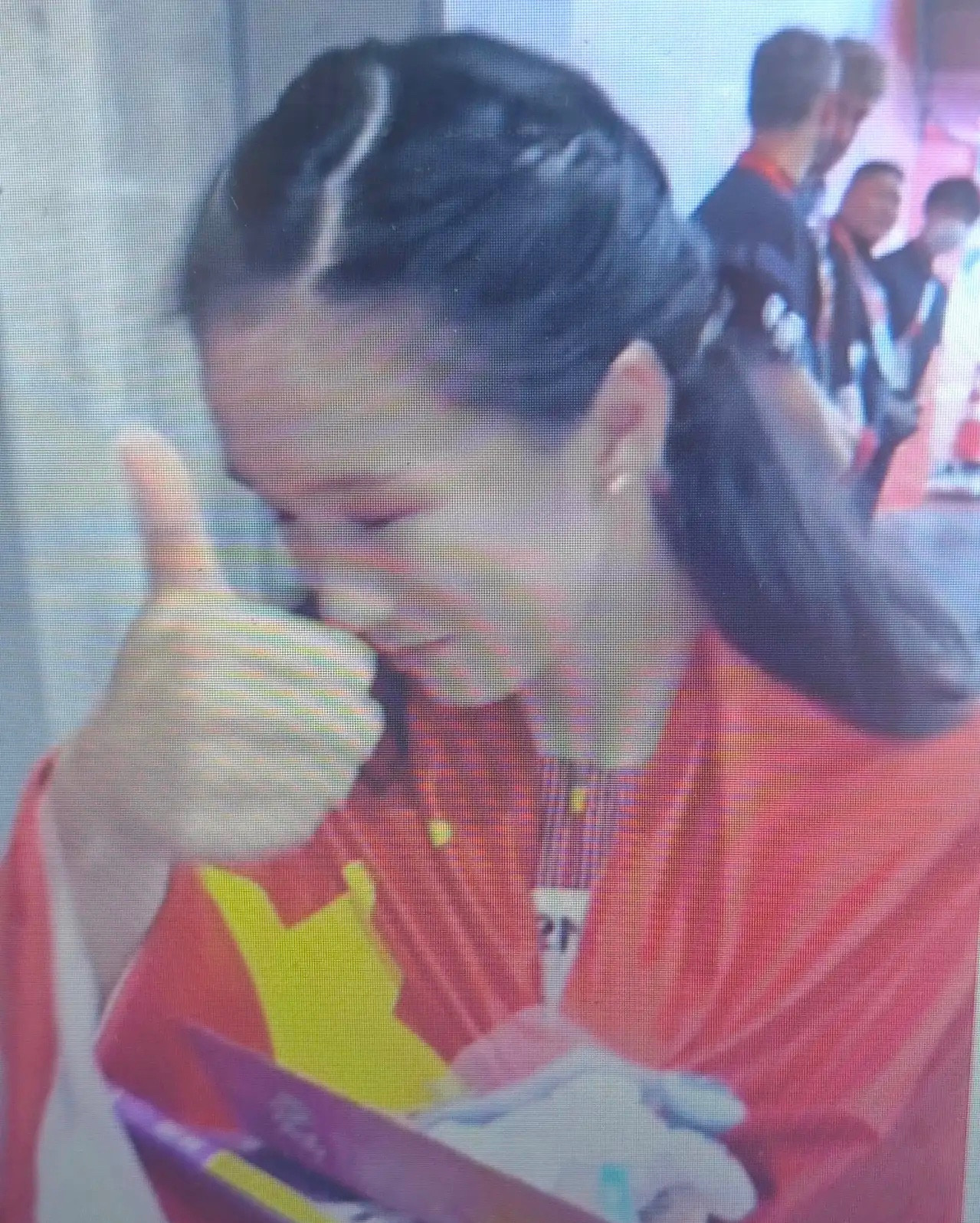 亚运夺金后，17岁陈妤颉收到一套《五年高考三年模拟》，她只能对镜头竖大拇指。很多人笑：小孩姐也逃不过