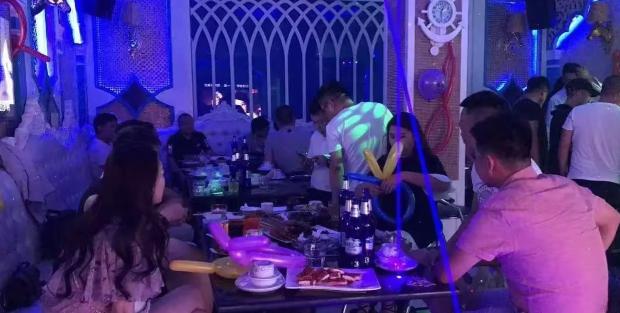 重庆，已婚男子邀约女性朋友一起到KTV唱歌，包厢内一群好友喝酒玩乐，大家玩得