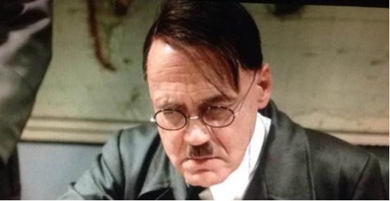 1945年，希特勒自杀身亡，却没有留下一个子女，为他检查身体的医生说出的答案令人