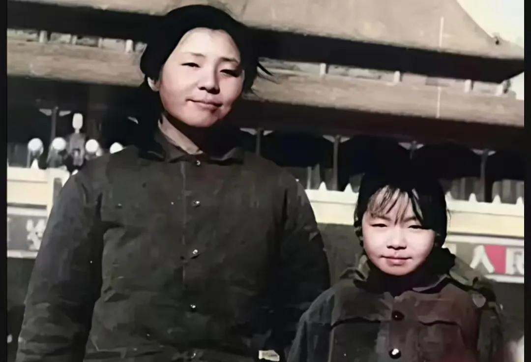 宋丹丹这张与母亲的合影很有意义。70年代的照片，虽有人说颜值不高，但宋丹丹小时候