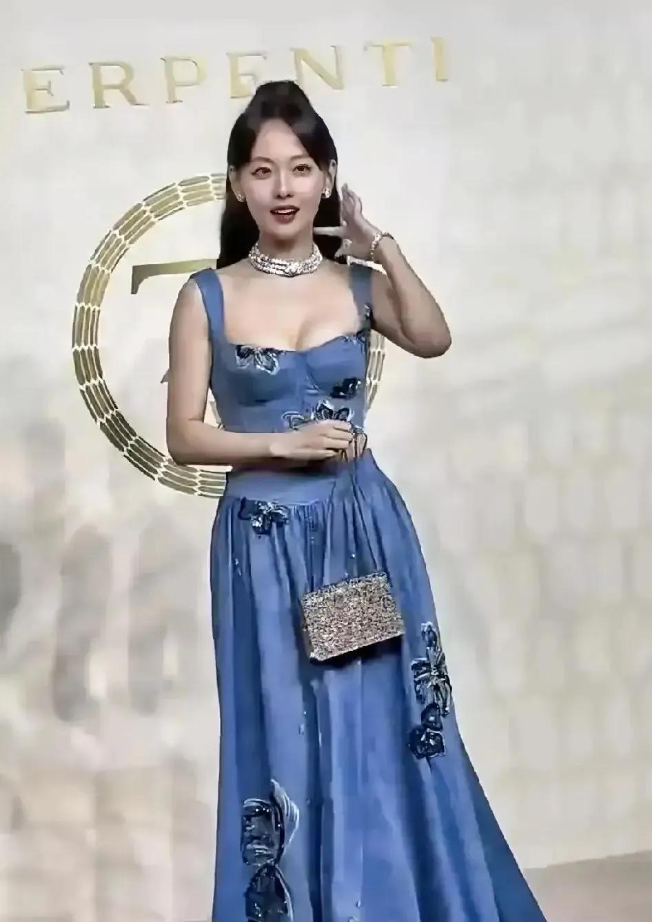 有点佩服张嘉倪，8年婚姻，她干脆利索一句:“爱得起，放得下”，毫不犹豫就转身投身